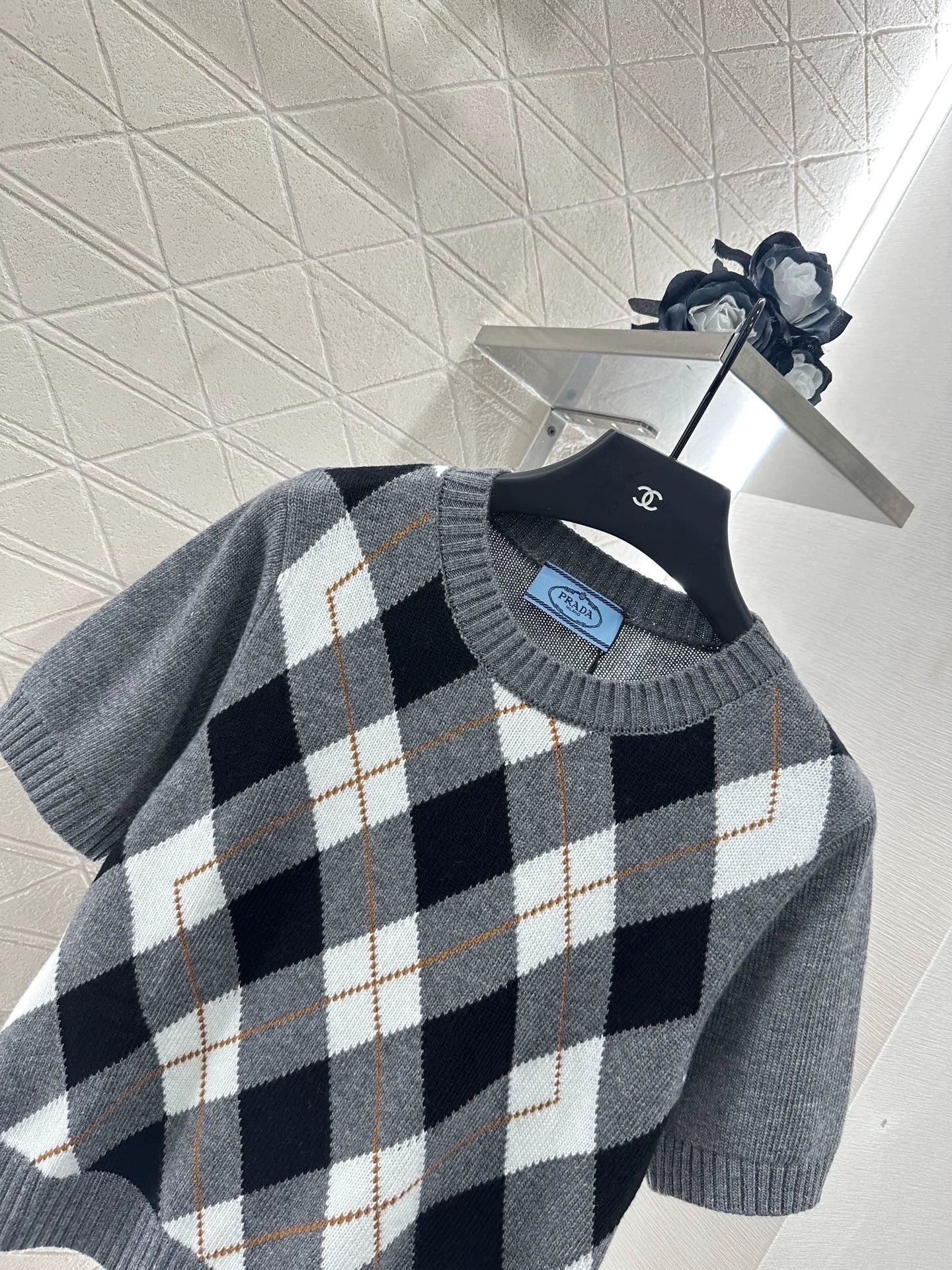 P 25 Diamond-patterned knit short-sleeved top