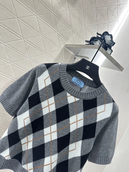 P 25 Diamond-patterned knit short-sleeved top