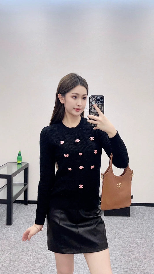 C 25 A simple logo sweater with a chain detail at the back waist.