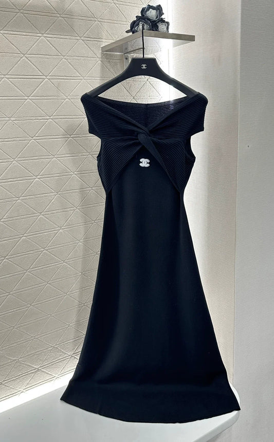 25 Off-the-shoulder knitted vest dress