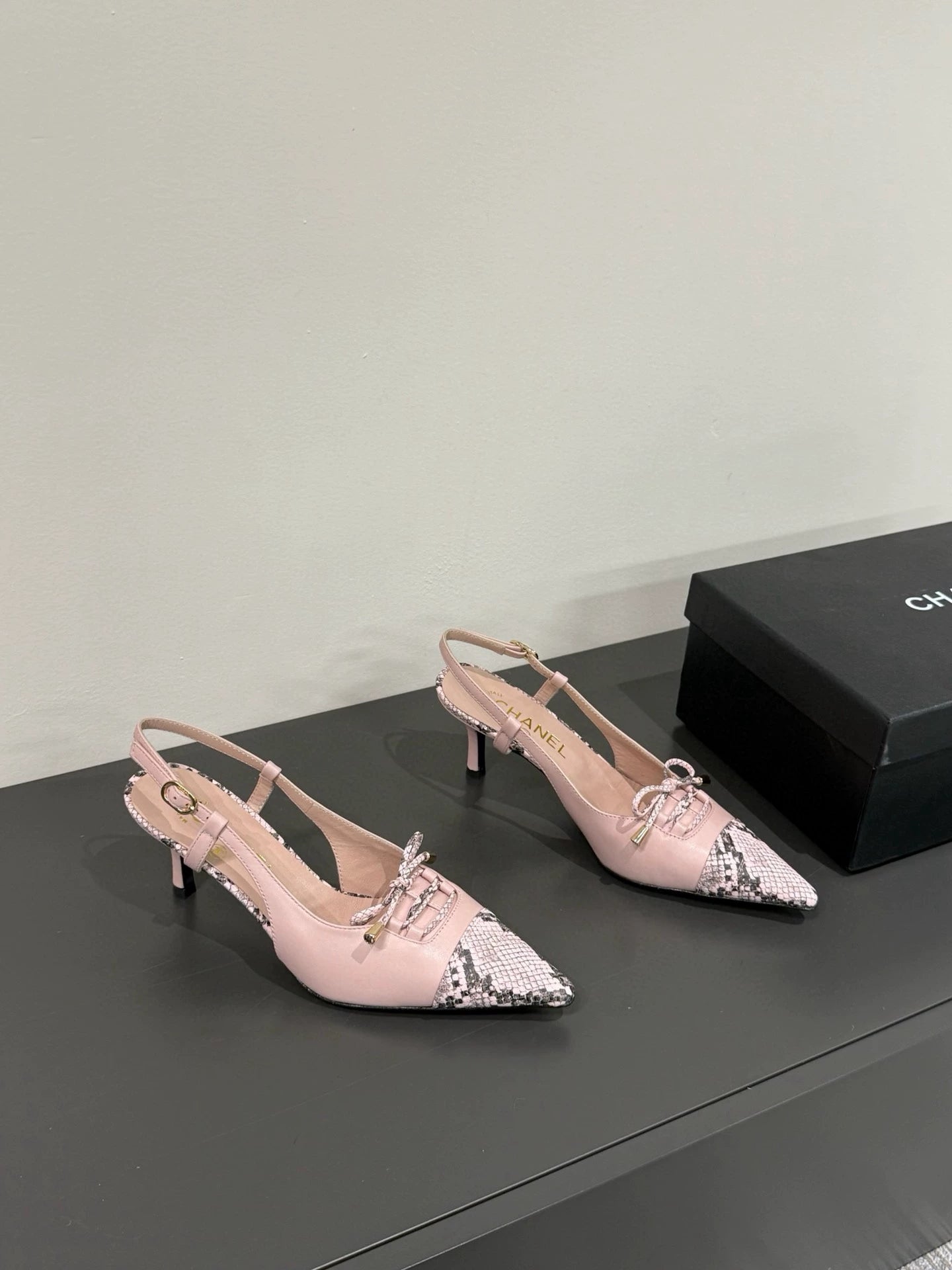 Serpentine pointed cat heel high heels