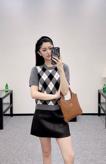P 25 Diamond-patterned knit short-sleeved top