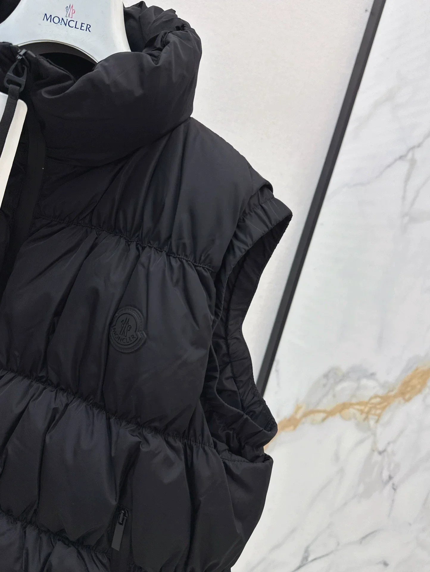 25 Collar decoration down vest