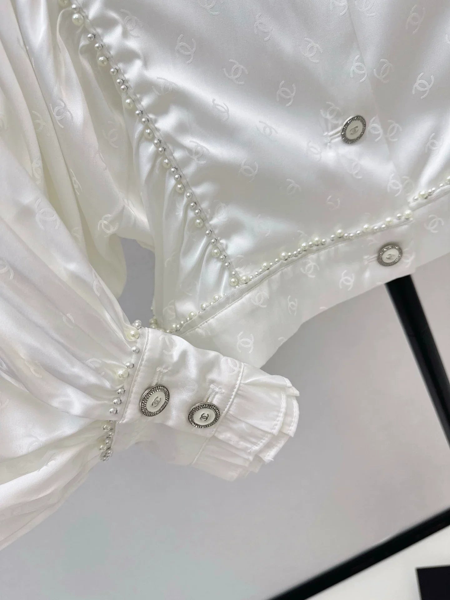 25fw Pearl trimmed shirt