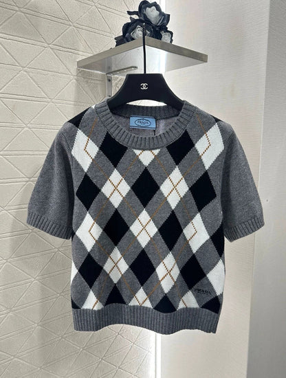 P 25 Diamond-patterned knit short-sleeved top