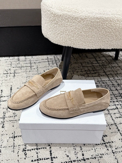 Metal letter buckle loafers