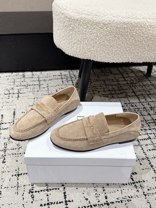 Metal letter buckle loafers