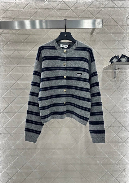 25 Striped knitted long sleeved cardigan
