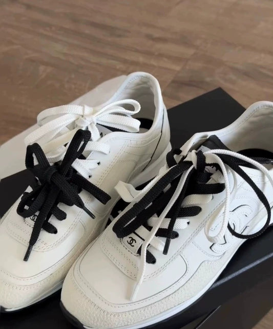 25 Comic Series Dexterity Shoes White Black