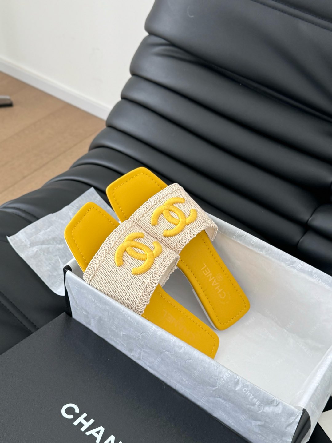 SLIDE IN RAFFIA AND LIGHT YELLOW LAMBSKIN