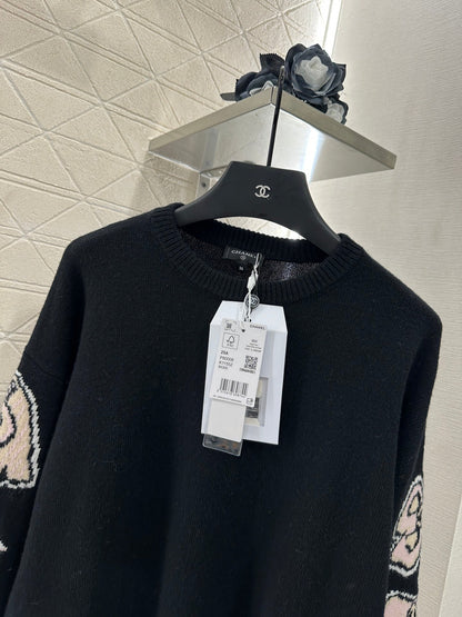 25 Comic-patterned crocheted letter knit sweater