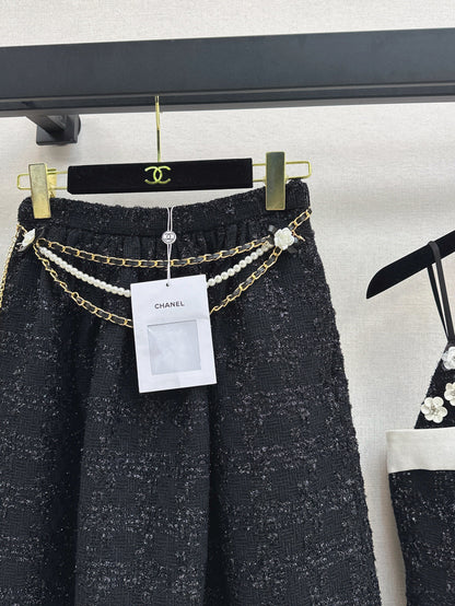 C 25 High-waisted pleated skirt with waist chain