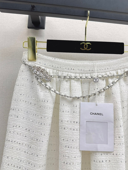 C 25 High-waisted pleated skirt with waist chain