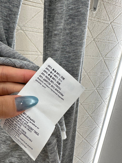 25 Fake two-piece round neck long sleeves